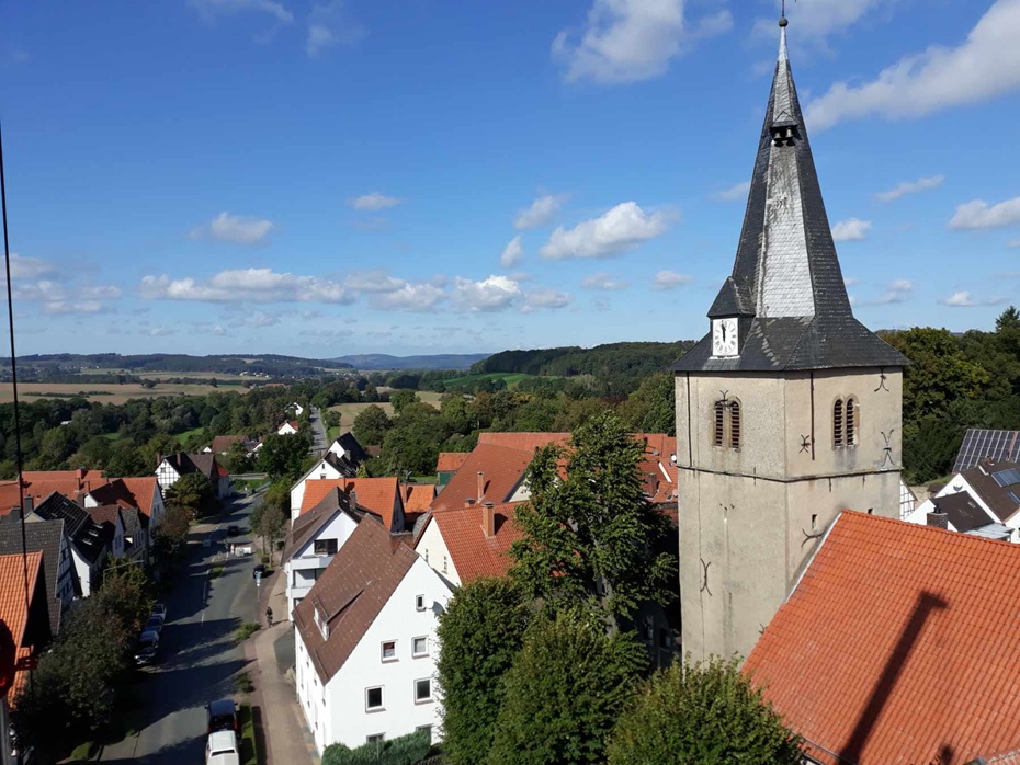 Kirche Barntrup aus der Vogelperspektive mit Blick auf die Mittelstraße.