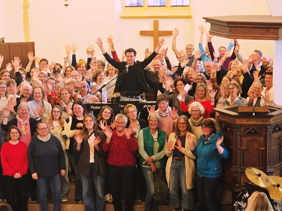 Der fast 100-köpfige One-Day-Choir unter der Leitung von Popkantor Matthias Schulze in der Barntruper Kirche.