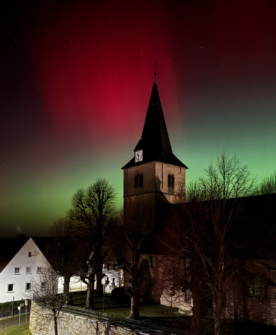 Die außergewöhnlichen Polarlichter der vergangenen Tage hat Hans Wiegrebe mit unserer Kirche ins Szene gesetzt. Danke für die schöne Aufnahme!